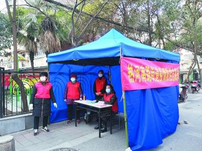 1.4万社工把“门”，南京密织社区防线.jpeg
