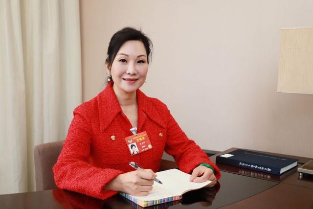 全国政协委员、香江集团总裁翟美卿 鼓励社会监督助推慈善公信力建设.jpeg