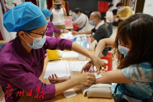 广州社会组织连续五年全城送体检，义诊志愿者为健康支招.jpeg